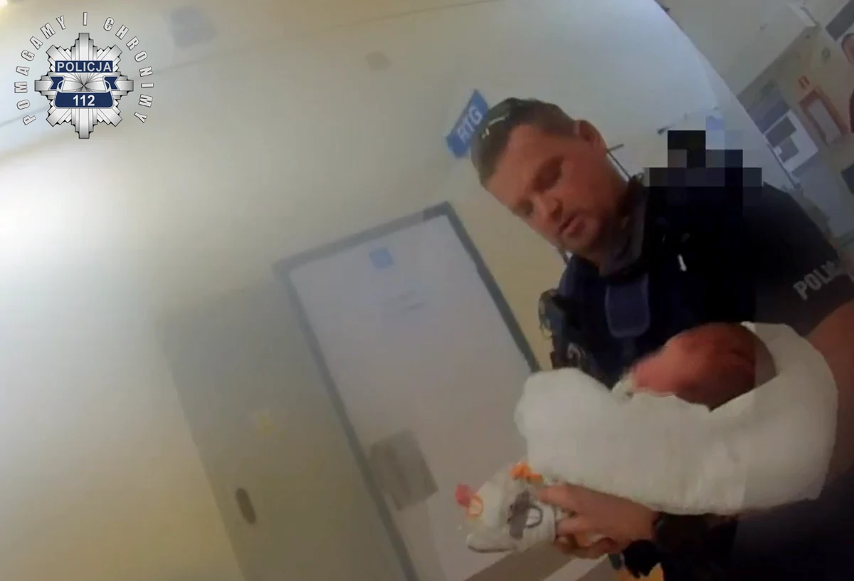 Ratujcie moje dziecko, ono nie oddycha - usłyszeli radomscy policjanci. Bez zastanowienia przystąpili do sztucznego oddychania. Dzięki ich zachowaniu noworodek został uratowany. 