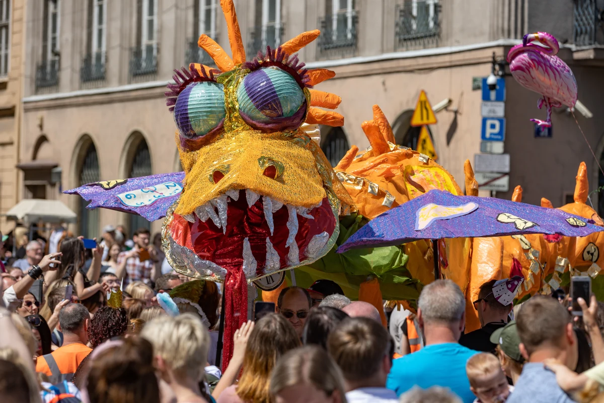 W ten weekend Kraków stanie się stolicą smoków, a ulice miasta wypełnią się kolorowymi postaciami, muzyką i radością. Wszyscy, którzy kochają smoki, nie mogą tego przegapić! Zapraszamy na 23. Wielką Paradę Smoków.