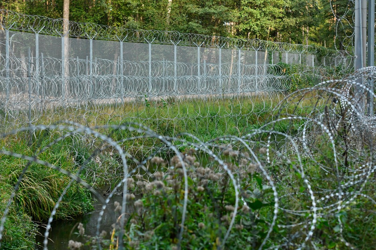 Trwa sekcja zwłok żołnierza, który zmarł wczoraj w Warszawie po zranieniu nożem na granicy z Białorusią. Ekspertyzę zleciła Prokuratura Okręgowa w Warszawie, która przejęła śledztwo w tej sprawie od Prokuratury Rejonowej w Białymstoku. 