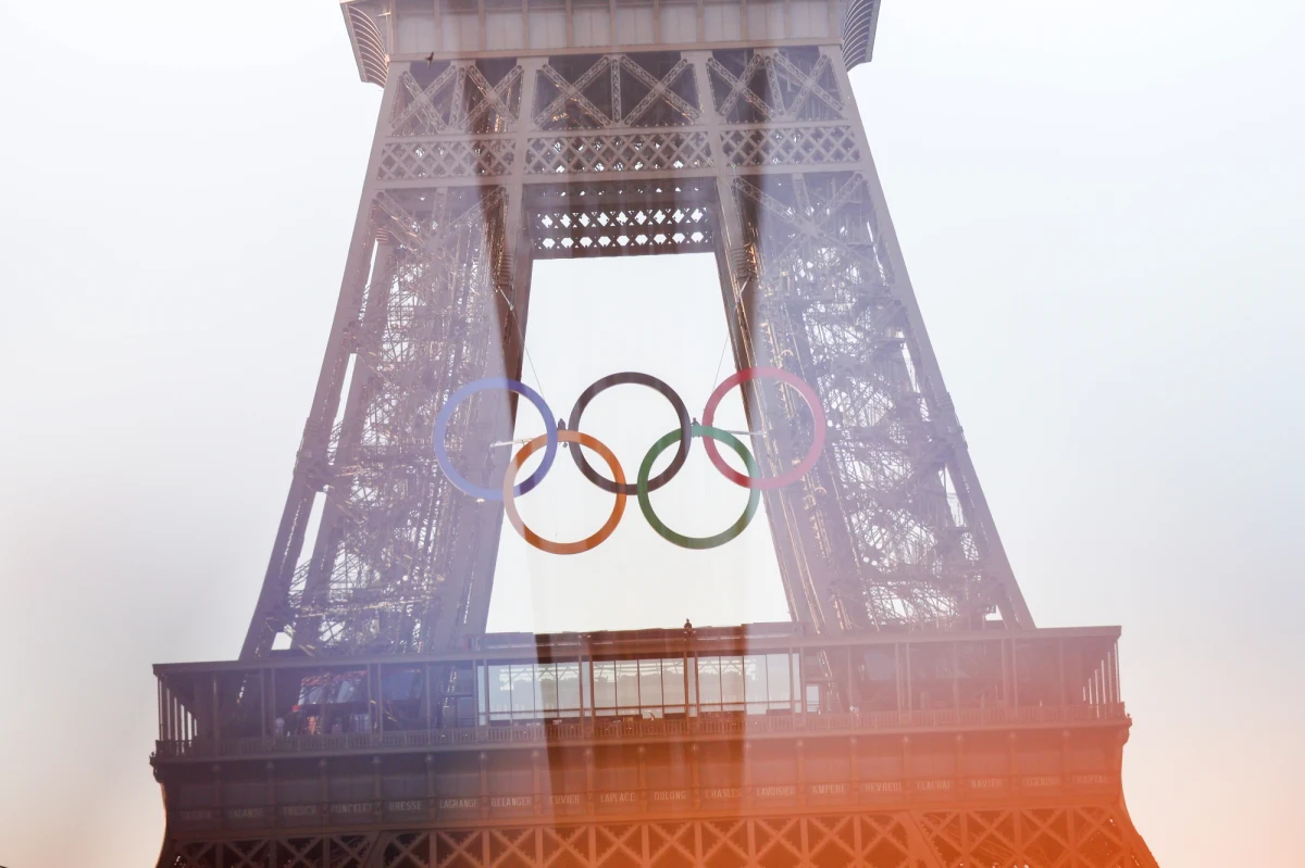 Wieża Eiffla, najbardziej znany obiekt architektoniczny i symbol Paryża, 50 dni przed rozpoczęciem igrzysk została przyozdobiona pięcioma kółkami olimpijskimi.
