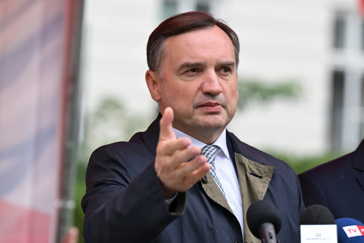 "Nie zmyjesz krwi premierze Donaldzie Tusku, oskarżając niewinnych i siejąc nienawiść. To wy przez lata szczuliście na polskich żołnierzy, nazywając ich śmieciami i mordercami" - napisał na platformie X były minister sprawiedliwości Zbigniew Ziobro. "To wy to ukrywaliście półtora miesiąca, żeby nie wypłynęło przed wyborami" - stwierdził Ziobro, nawiązując do sprawy zatrzymanych żołnierzy.