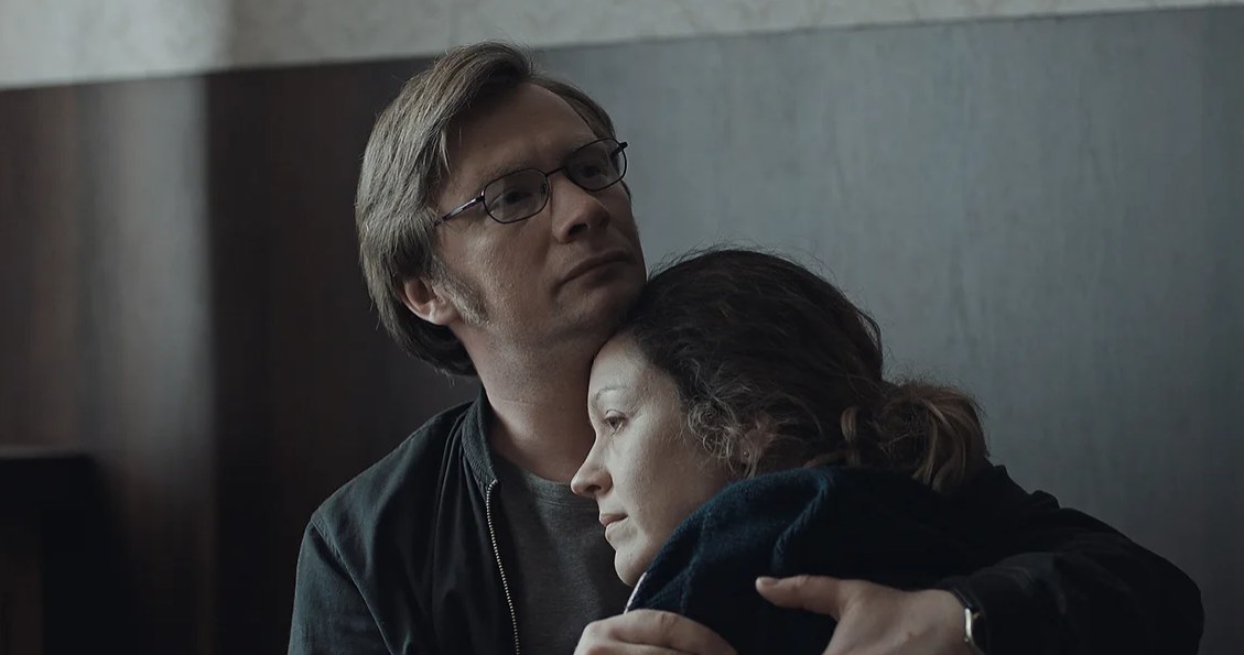Między Piekłem A Niebem Cały Film "Pod szarym niebem": Nie chce iść na żadne kompromisy z reżimem - Film