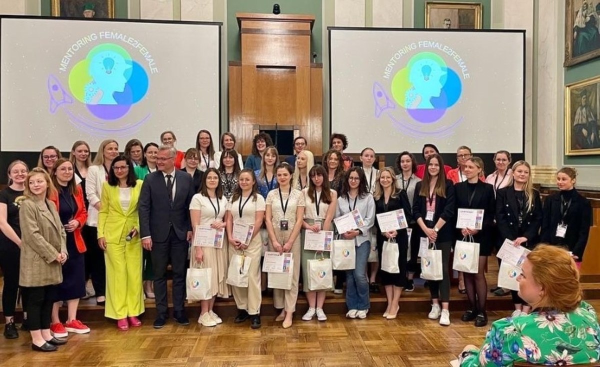 W Krakowie, na Akademii Górniczo-Hutniczej, już po raz drugi odbędzie się konferencja "Kobiety Rakiety". Wydarzenie to jest kulminacyjnym punktem programu mentoringowego skierowanego do kobiet studiujących na kierunkach ścisłych, technicznych, inżynierskich i matematycznych. Jego celem jest wsparcie studentek na drodze zawodowej w branżach STEM, gdzie mimo postępującej równości, kobiety wciąż napotykają na liczne bariery.