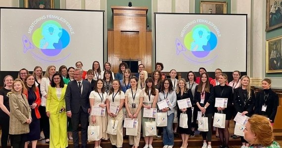 W Krakowie, na Akademii Górniczo-Hutniczej, już po raz drugi odbędzie się konferencja "Kobiety Rakiety". Wydarzenie to jest kulminacyjnym punktem programu mentoringowego skierowanego do kobiet studiujących na kierunkach ścisłych, technicznych, inżynierskich i matematycznych. Jego celem jest wsparcie studentek na drodze zawodowej w branżach STEM, gdzie mimo postępującej równości, kobiety wciąż napotykają na liczne bariery.