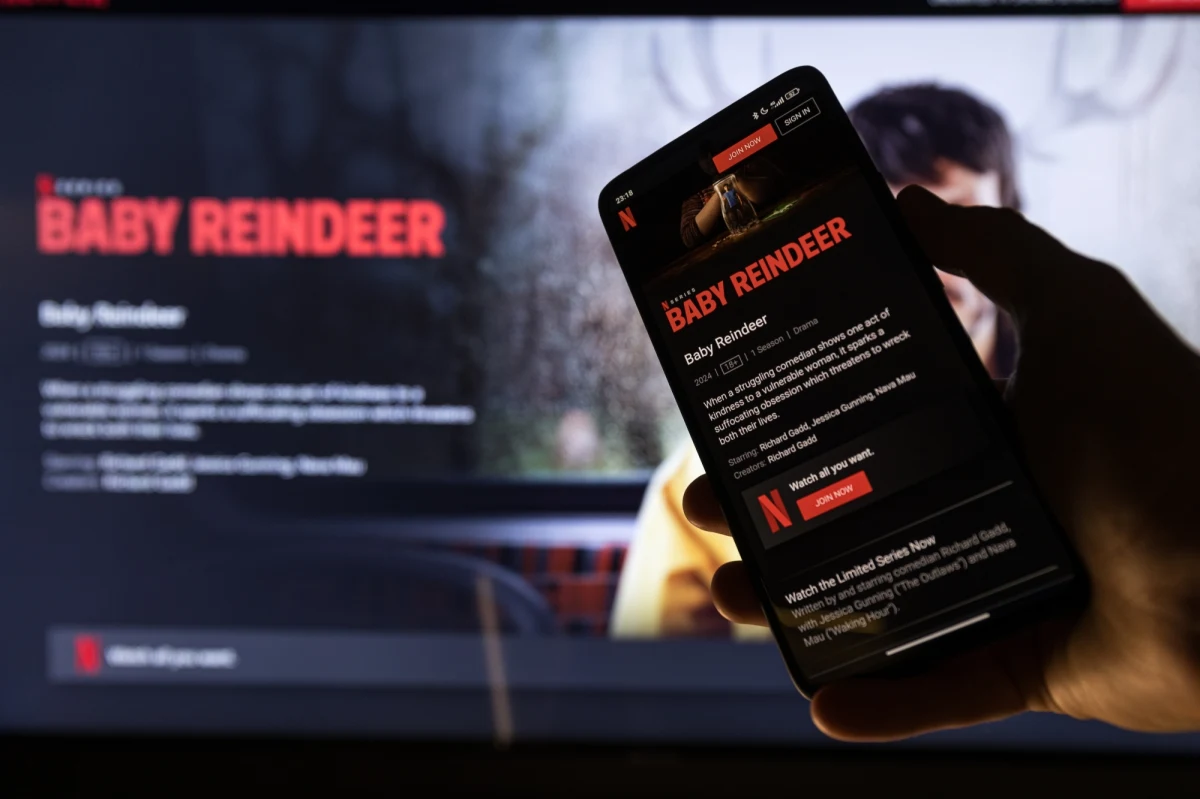 Fiona Harvey - pierwowzór bohaterki serialu "Reniferek" - pozwała platformę Netflix. Film opowiada o stalkingu. Kobieta domaga się 170 milionów funtów odszkodowania. Zarzuca serwisowi streamingowemu wyrządzanie jej szkód moralnych i pogwałcenie prywatności. 