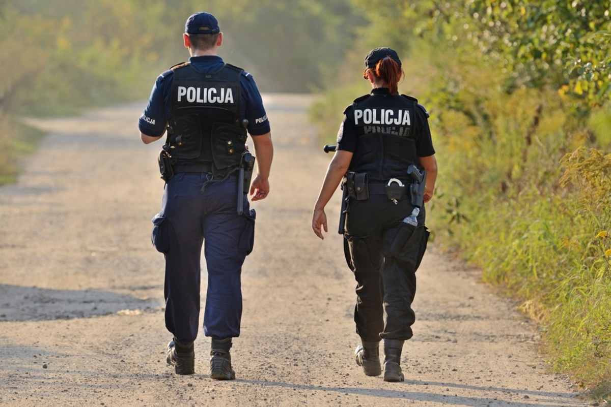 ​Policjanci prewencji pełniący służbę przy polsko-białoruskiej granicy od dziś mają mieć ze sobą broń osobistą. Jak dowiedział się reporter RMF FM, taką decyzję podjął oficer dowodzący funkcjonariuszami. 