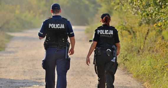 ​Policjanci prewencji pełniący służbę przy polsko-białoruskiej granicy od dziś mają mieć ze sobą broń osobistą. Jak dowiedział się reporter RMF FM, taką decyzję podjął oficer dowodzący funkcjonariuszami. 