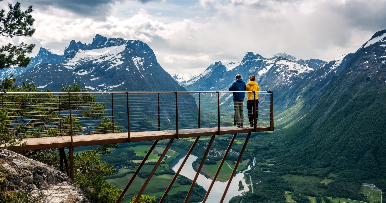 Wakacyjna ucieczka przed słońcem. Zobacz, dokąd jeżdżą sprytni turyści