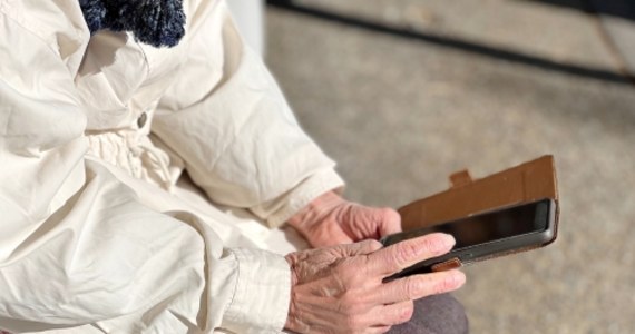 87-letnia mieszkanka Sopotu chciała pomóc córce, która rzekomo spowodowała wypadek i pilnie potrzebowała pieniędzy. Przekazała oszustom blisko 200 tys. złotych. 