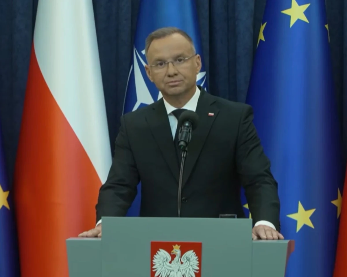 "Wszyscy pamiętamy, że środowisko polityczne premiera Donalda Tuska przez dwa lata ustawicznie atakowało polskich żołnierzy i funkcjonariuszy. Padały obelgi i ohydne posądzenia. Teraz nastąpił gwałtowny zwrot, który wzbudzał moje zdziwienie. Nie wiedziałem, że dwa miesiące temu doszło do zdarzeń, które wywołały gwałtowane działanie żandarmerii i prokuratury. Nikt mnie o tym nie informował" - powiedział prezydent Andrzej Duda w specjalnym oświadczeniu. 