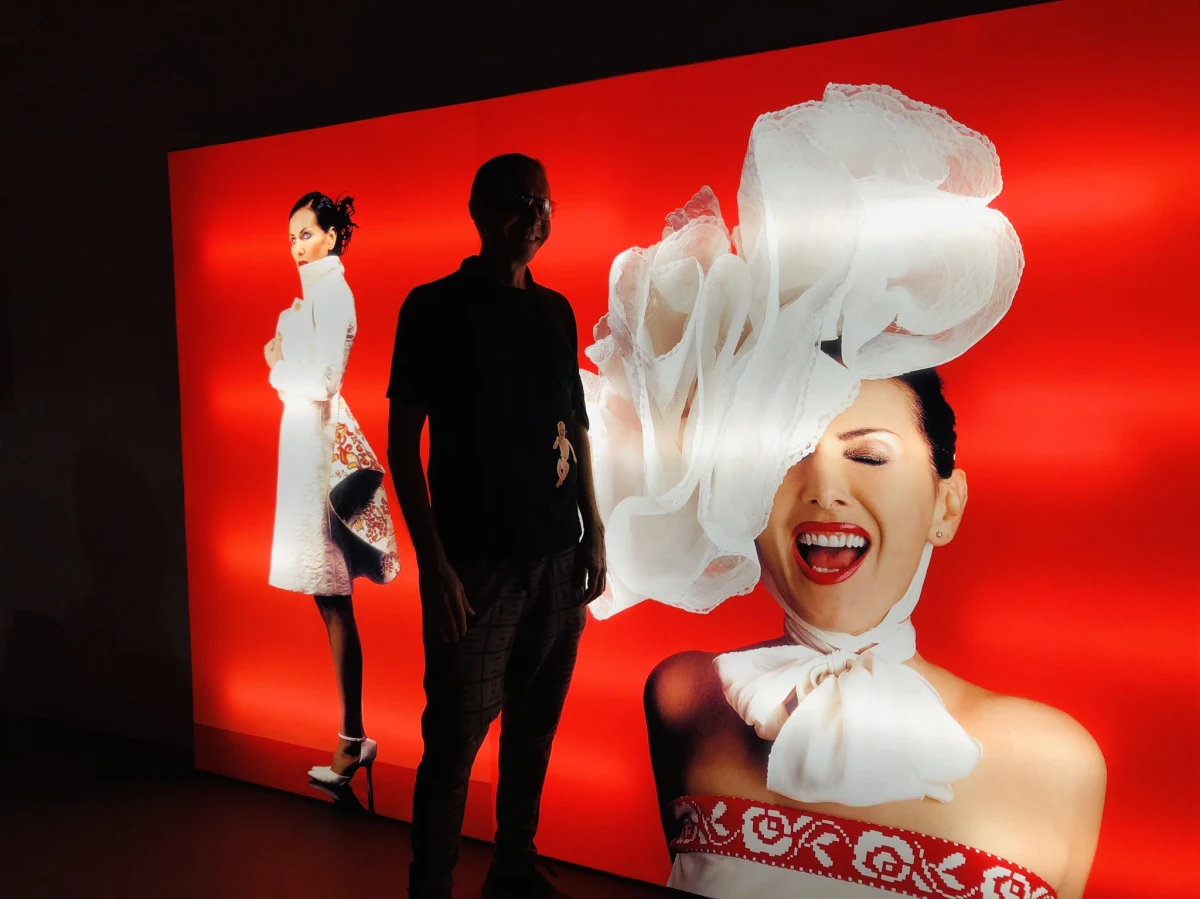 Christina Aguilera, Alicia Keys, Pink czy Adrien Brody - nosili jego kreacje. Porównywano go do Johna Galliano i Alexandra McQueena. To jeden z najwybitniejszych polskich projektantów mody - Arkadius. Pierwsza na świecie ekspozycja jego twórczości od środy dostępna będzie w Centralnym Muzeum Włókiennictwa w Łodzi.