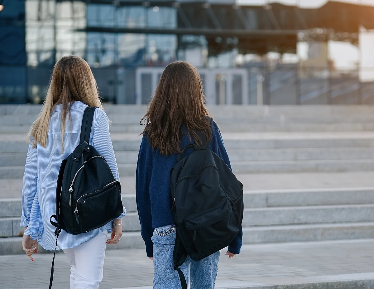 "Z perspektywy rodziców te dzieci zostały uprowadzone" - tak o 50 niepełnoletnich uczniach z dwóch klas Zespołu Szkół Licealnych i Zawodowych w Ciechanowcu  (woj. podlaskie) powiedziała ministra edukacji. Barbara Nowacka poinformowała, że uczniowie zostali "wywiezieni na wiec wyborczy polityków PiS".