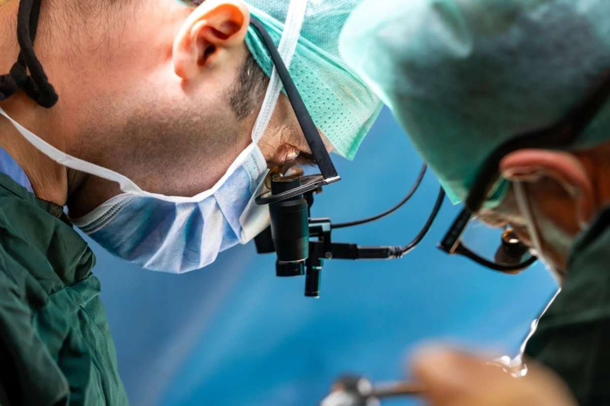 Lekarze z Wojewódzkiego Szpitala Zespolonego w Kielcach przeprowadzili zabieg implantacji nowej zastawki TAVI. To pierwsza taka operacja w Polsce - podkreślił profesor Dariusz Dudek z kieleckiego szpitala. 