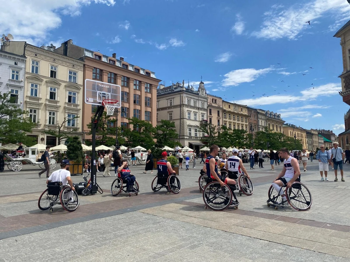 W stolicy Małopolski rozpoczął się 25. Tydzień Osób z Niepełnosprawnościami "Kocham Kraków z wzajemnością". Do 14 czerwca ok. 40 organizacji pozarządowych będzie prezentować swoje osiągnięcia artystyczne i brać udział w zawodach sportowych.