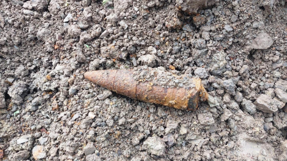 Na jednej z prywatnych posesji w Chełmcu  w woj. małopolskim znaleziono "pamiątkę z wojny". Policjant zajmujący się badaniem pocisków potwierdził, że ładunek pochodzi z okresu II wojny światowej. Saperzy zabrali niewybuch na poligon.