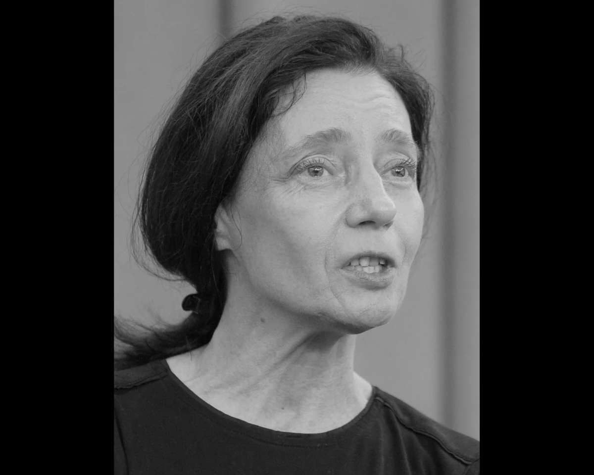 "Najstarsza matka w Polsce" - tak mówiło się o aktorce Barbarze Sienkiewicz, która zdecydowała się na późne macierzyństwo. Popularność przyniosły jej role w takich produkcjach, jak "PitBull", "Na dobre i na złe", "Klan" czy "Niewinne". Odeszła po ciężkiej chorobie osierocając niespełna 10-letnie bliźniaki, chłopca i dziewczynkę. 