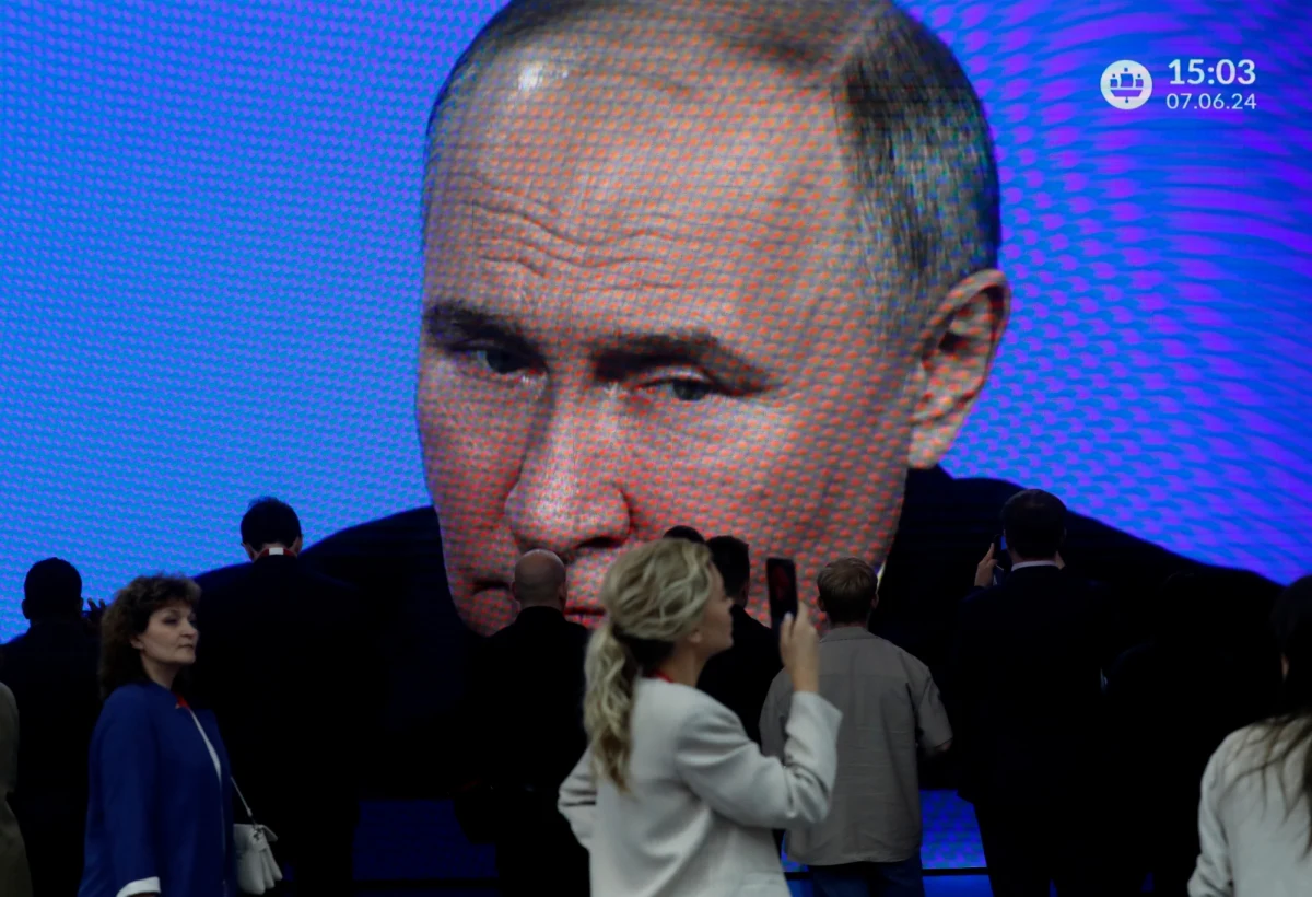 Od początku roku ponad 160 tys. osób wstąpiło do naszej armii, zatem nie potrzebujemy powszechnej mobilizacji i nie planujemy jej - oświadczył przywódca Rosji Władimir Putin podczas corocznego forum ekonomicznego w Petersburgu. Stwierdził też, że do zwycięstwa na Ukrainie nie jest mu potrzebna broń atomowa.