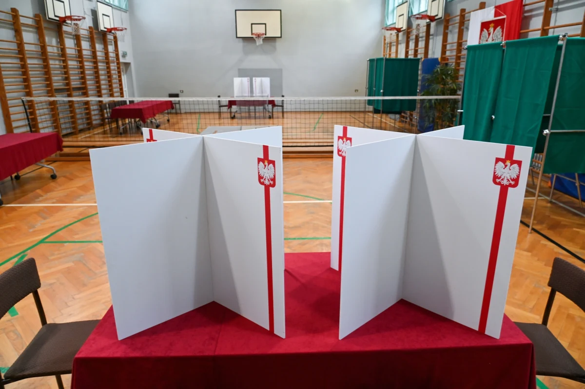 Koalicja Obywatelska może liczyć na 33,4 proc., a Prawo i Sprawiedliwość na 28,9 proc. głosów osób, które - zdaniem CBOS - z największym prawdopodobieństwem będą uczestniczyły w nadchodzących wyborach do Parlamentu Europejskiego. Na Trzecią Drogę zgłosowałoby 11,4 proc., na Konfederację - 10,5 proc., a na Lewicę 9,7 proc. takich wyborców.