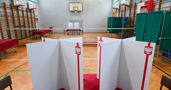 Koalicja Obywatelska może liczyć na 33,4 proc., a Prawo i Sprawiedliwość na 28,9 proc. głosów osób, które - zdaniem CBOS - z największym prawdopodobieństwem będą uczestniczyły w nadchodzących wyborach do Parlamentu Europejskiego. Na Trzecią Drogę zgłosowałoby 11,4 proc., na Konfederację - 10,5 proc., a na Lewicę 9,7 proc. takich wyborców.