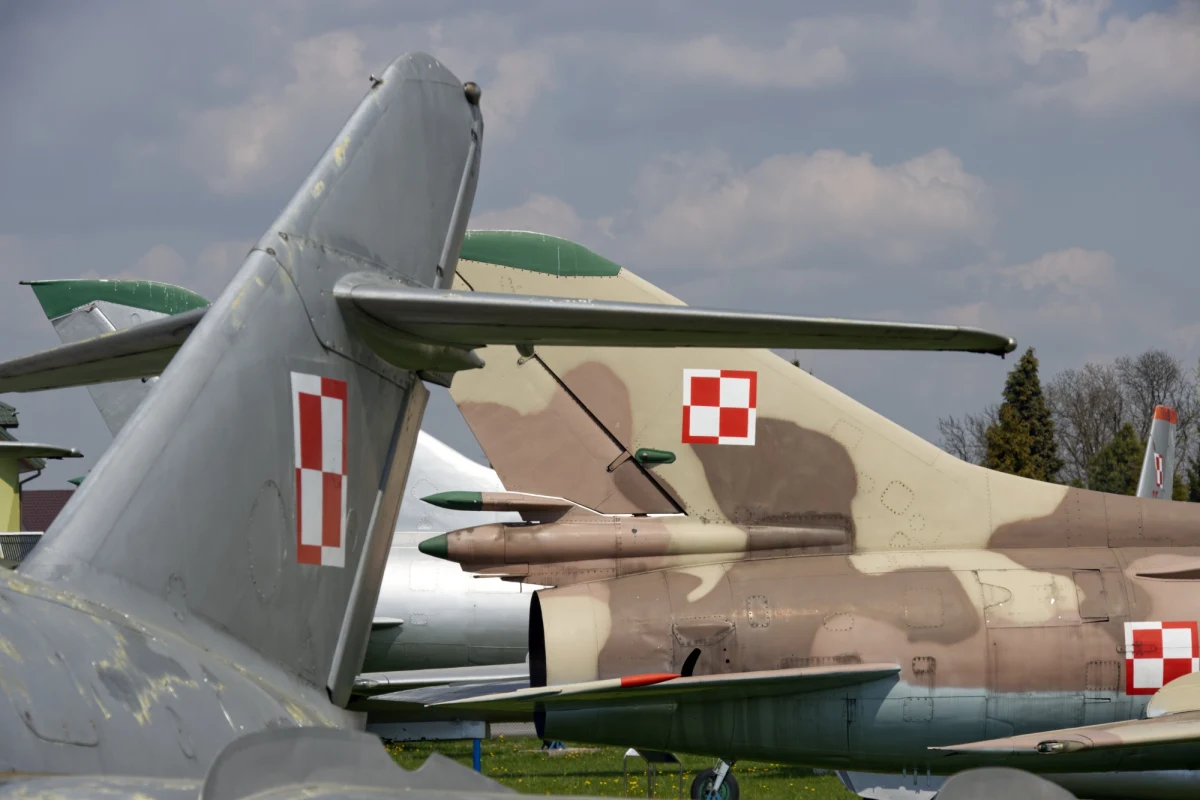 Lubelscy śledczy ustalili, że zwłoki odnalezione w styczniu w starym bunkrze na terenie jednostki wojskowej w Dęblinie (woj. lubelskie) należą do poszukiwanego podchorążego ze Szkoły Orląt. 20-latek zaginął w lipcu 2022 r.
