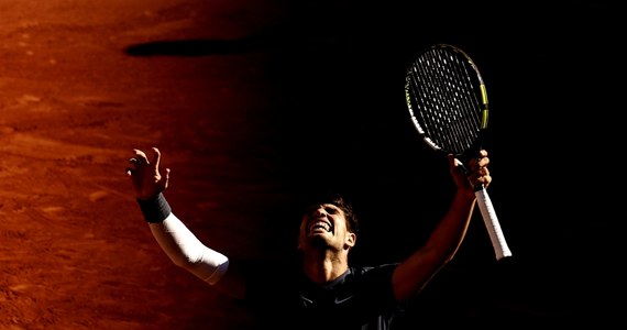 Carlos Alcaraz awansował do finału wielkoszlemowego French Open w Paryżu. W piątek rozstawiony z numerem trzecim hiszpański tenisista wygrał z Włochem Jannikiem Sinnerem (nr 2.) 2:6, 6:3, 3:6, 6:4, 6:3. Jego rywalem w finale będzie Alexander Zverev. Niemiecki tenisista wygrał z Norwegiem Casperem Ruudem 2:6, 6:2, 6:4, 6:2. 