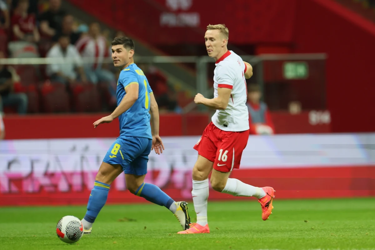 Dziś wieczór polscy piłkarze podejmowali na Stadionie Narodowym reprezentację Ukrainy. Biało-Czerwoni wygrali 3:1. Towarzyskie spotkanie jest jednym z dwóch zaplanowanych jeszcze przed startem turnieju Euro 2024 w Niemczech. 10 czerwca piłkarze zagrają z Turkami.
