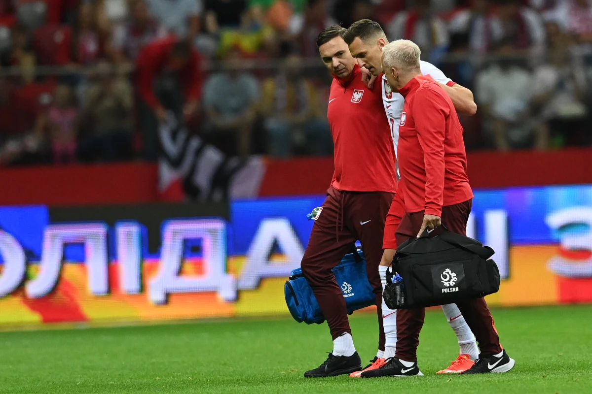Napastnik Arkadiusz Milik nie zagra na mistrzostwach Europy w Niemczech. Nasz piłkarz nabawił się poważnie wyglądające kontuzji w trakcie piątkowego meczu z Ukrainą. Informację o absencji Milika potwierdził trener kadry Michał Probierz. Selekcjoner ogłosił już ostateczną kadrę na czerwcowy turniej.