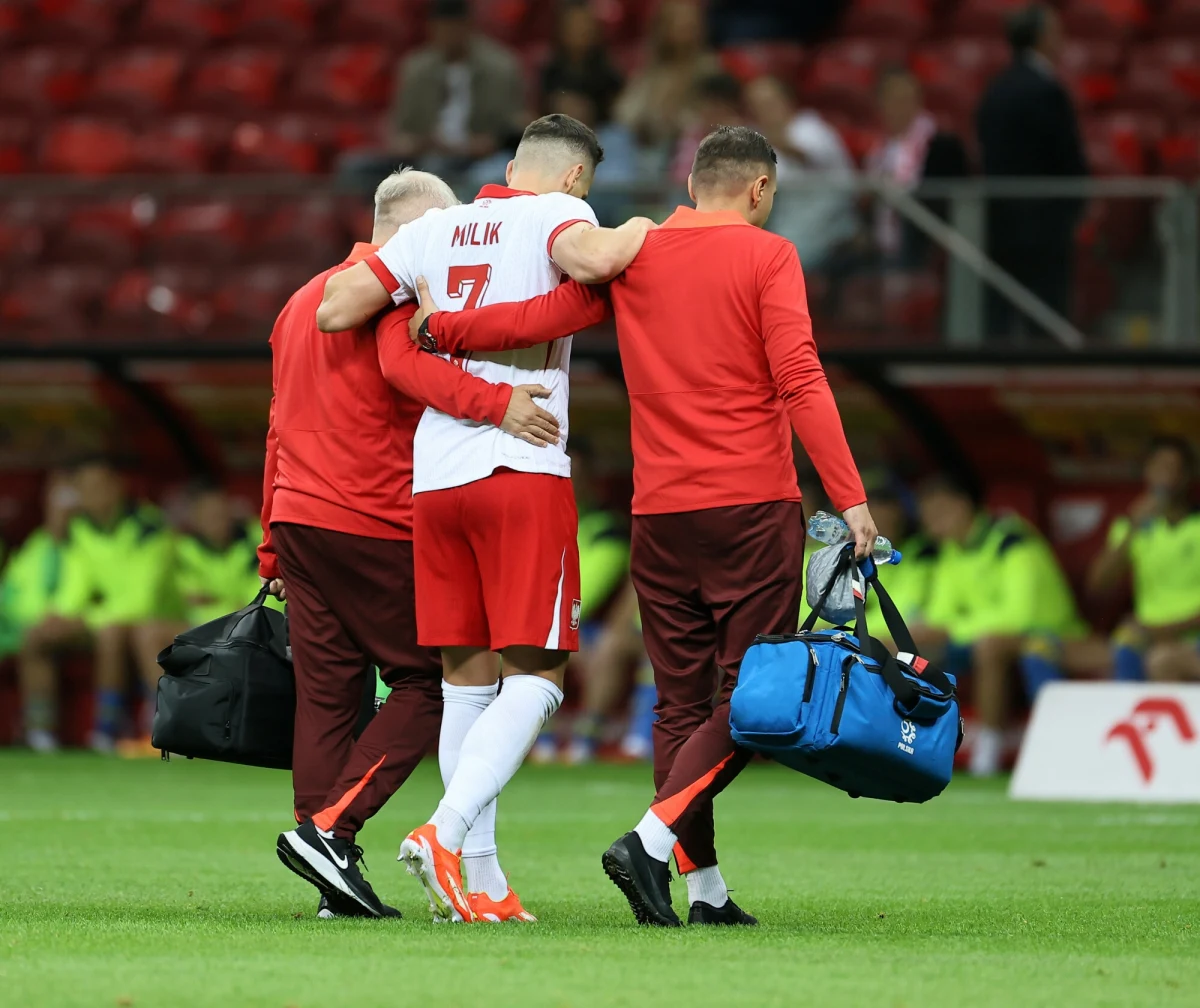 Arkadiusz Milik będzie musiał poddać się artroskopii stawu kolanowego - informuje na swoich stronach internetowych Polski Związek Piłki Nożnej. Napastnik Juventusu doznał kontuzji w czasie piątkowego meczu z Ukrainą. Z powodu tego urazu nie może pojechać na Euro 2024.