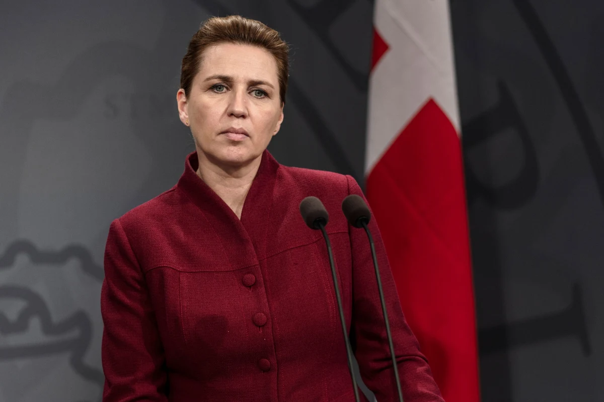 "Mężczyzna podszedł z przeciwnego kierunku i mocno popchnął ją w ramię" - tak atak na premier Danii relacjonowały dwie kobiety, które były świadkami zdarzenia. Jak stwierdził mężczyzna, który widział Mette Frederiksen po akcie agresji, była ona "lekko zestresowana".