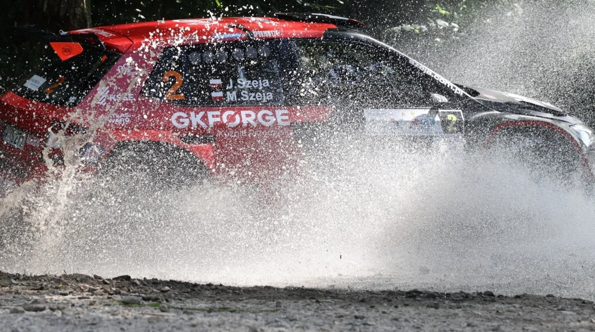 Bracia Jarek i Marcin Szejowie (Skoda Fabia Rally2 evo) wygrali w piątek tylko jeden odcinek specjalny, ale na pozostałych czterech plasowali się w czołowej trójce i to oni zakończyli pierwszy etap Valvoline Rajdu Małopolski w roli liderów klasyfikacji generalnej - poinformowało biuro prasowe rajdu. Drugie miejsce należy do Grzegorza Grzyba i Adama Biniędy (Skoda Fabia Rally2 evo, +5,5 s), za którymi uplasowała się kolejna rodzinna załoga – bracia Łukasz i Tomasz Kotarbowie (Citroen C3 Rally2, +10,9 s). W sobotę ostatni dzień rajdu.