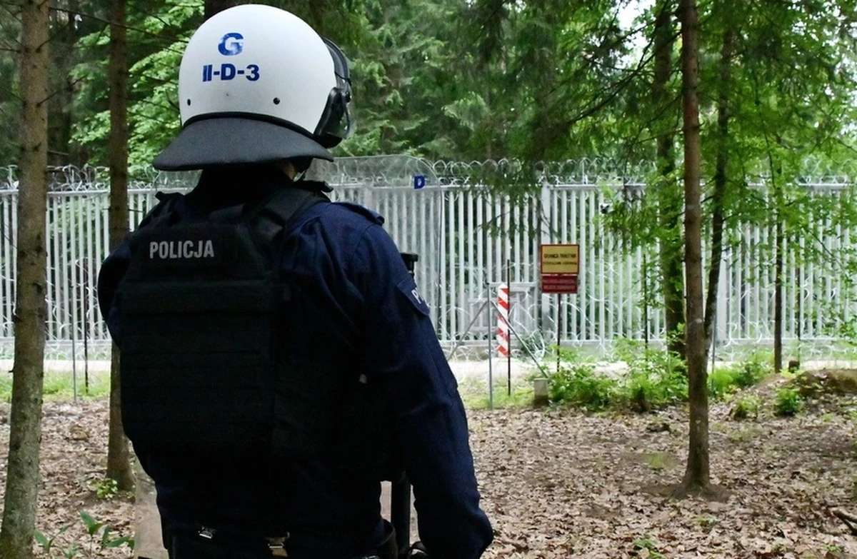 Kolejne groźne ataki na pograniczu polsko-białoruskim. Jak dowiedziała się reporterka RMF FM, trzy duże grupy chciały dziś wedrzeć się na terytorium Polski.
