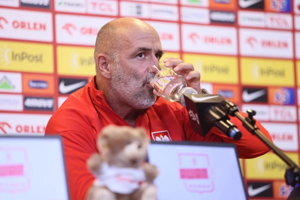 Trener reprezentacji Polski Michał Probierz, który już po wygranym 3:1 meczu z Ukrainą w Warszawie powiedział o kontuzji wykluczającej Arkadiusza Milika z Euro 2024, przyznał w sobotę, że "bardzo szkoda mu piłkarza". Jak jednak zapewnił, "ma dobre karty w reprezentacji" przed turniejem.