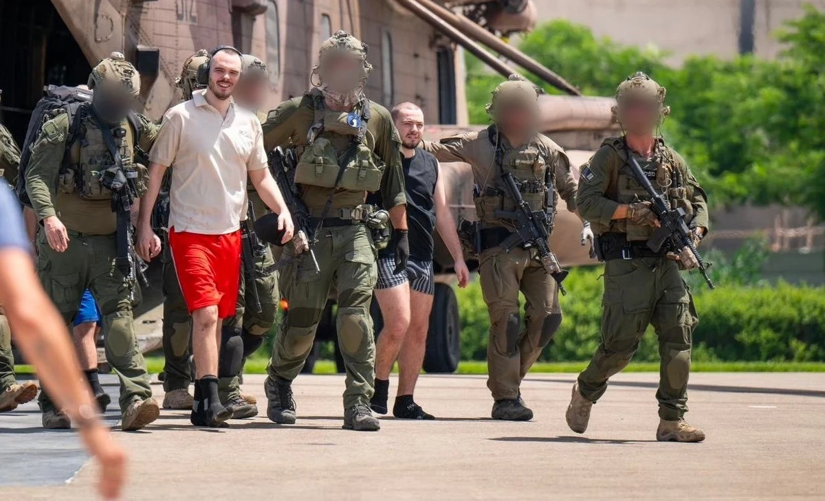 "Jednym z zakładników bohatersko uwolnionych dziś ze Strefy Gazy przez izraelskie siły zbrojny jest Almog Meir Jan, obywatel Izraela i Polski" - poinformował na platformie X izraelski ambasador w Polsce Jakow Liwne. "Niesamowita informacja!" - dodał.