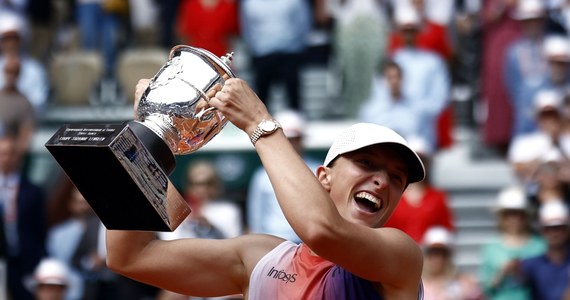 To był nokaut! Iga Świątek oddała Włoszce Jasmine Paolini jedynie trzy gemy (6:2, 6:1) w finale wielkoszlemowego French Open. Tym samym Polka po raz czwarty w karierze i trzeci z rzędu triumfowała w imprezie rozgrywanej na paryskich kortach. Spotkanie trwało godzinę i 8 minut.