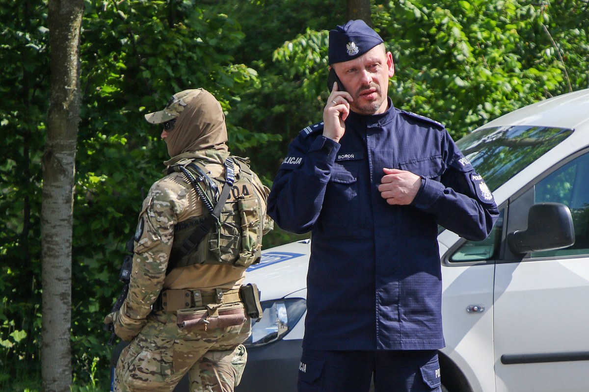 Policjanci zabezpieczający obecnie granicę z Białorusią pracują na co dzień w pododdziałach zwartych. Ich zadaniem jest odpieranie nasilających się ataków grup nielegalnych migrantów - mówił komendant główny policji insp. Marek Boroń. 