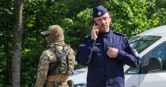 Policjanci zabezpieczający obecnie granicę z Białorusią pracują na co dzień w pododdziałach zwartych. Ich zadaniem jest odpieranie nasilających się ataków grup nielegalnych migrantów - mówił komendant główny policji insp. Marek Boroń. 