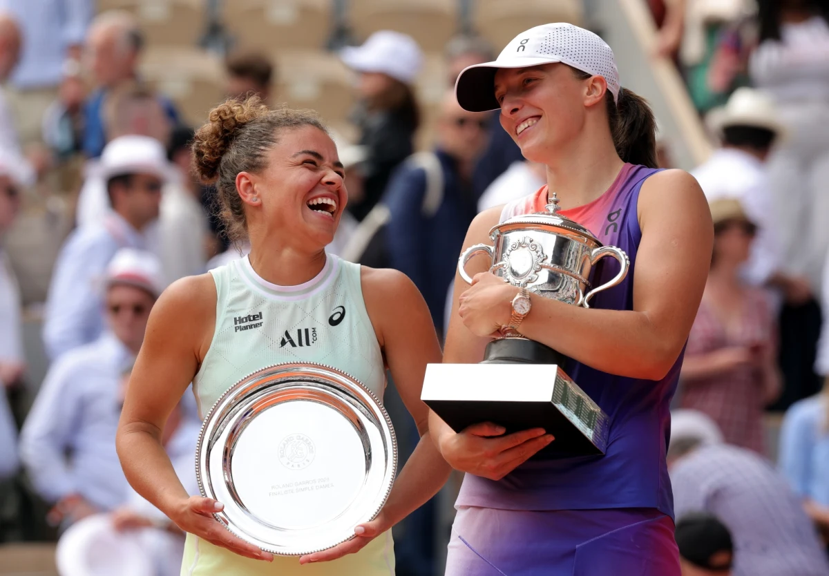Liderka światowego rankingu Iga Świątek pokonała Włoszkę Jasmine Paolini 6:2, 6:1 w finale wielkoszlemowego turnieju French Open. Za triumf w Paryżu otrzyma 2,4 mln euro, czyli ponad 10 mln zł. Polka będzie dziewiątą tenisistką w historii, która z tytułu oficjalnych premii przekroczy granicę 30 mln dolarów (ponad 120 mln zł).