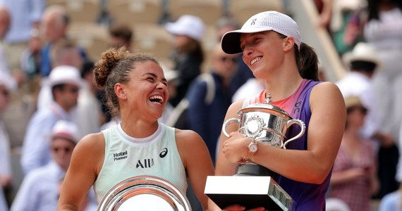 Liderka światowego rankingu Iga Świątek pokonała Włoszkę Jasmine Paolini 6:2, 6:1 w finale wielkoszlemowego turnieju French Open. Za triumf w Paryżu otrzyma 2,4 mln euro, czyli ponad 10 mln zł. Polka będzie dziewiątą tenisistką w historii, która z tytułu oficjalnych premii przekroczy granicę 30 mln dolarów (ponad 120 mln zł).