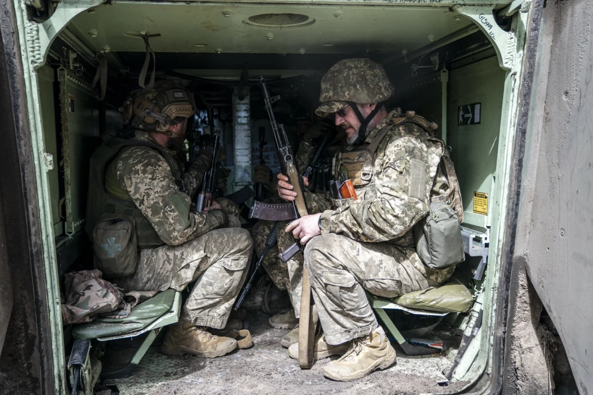 Rosjanie utknęli pod Charkowem. Rzucenie na ten odcinek frontu dużych sił nie przyniosło oczekiwanego na Kremlu efektu. Wołczańsk pozostaje niezdobyty, a ewentualny atak na Charków wydaje się mrzonką. Centrum Narodowego Sprzeciwu ukraińskiego ministerstwa obrony poinformowało, że Moskwa ściąga na północny front wojska walczące na kierunku chersońskim. 