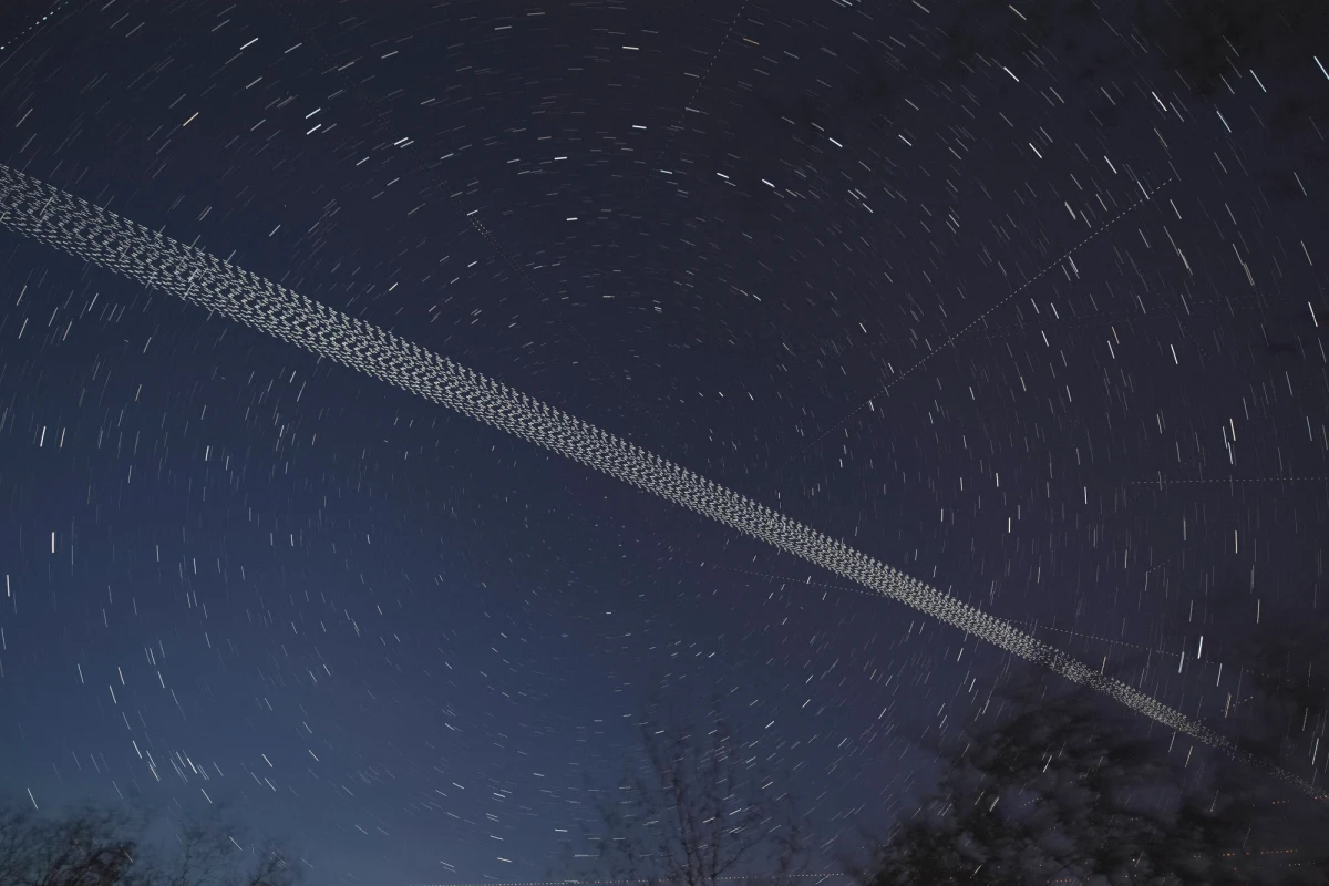 W nocy z soboty na niedzielę nad Polską będzie można obserwować lot satelitów Starlink. Stworzą one na niebie charakterystyczny "pociąg".