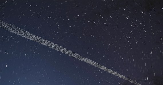 W nocy z soboty na niedzielę nad Polską będzie można obserwować lot satelitów Starlink. Stworzą one na niebie charakterystyczny "pociąg".