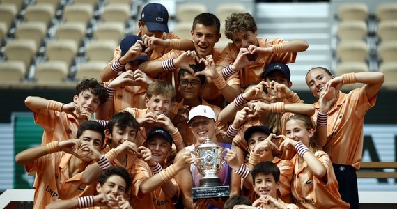 "Wciąż czuję stres, ale doświadczenie pomaga" - powiedziała Iga Świątek po wygranej z włoską tenisistką Jasmine Paolini 6:2, 6:1 w finale French Open. To jej czwarty w karierze, a trzeci z rzędu triumf w Paryżu. W Wielkim Szlemie wygrała też US Open 2022.