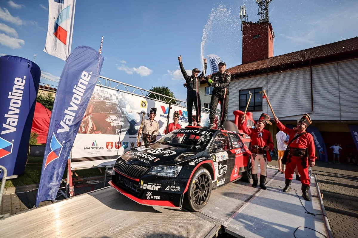 Jarek i Marcin Szejowie (Skoda Fabia Rally2 evo) wygrali zakończony dziś Valvoline Rajd Małopolski – trzecią rundę sezonu mistrzostw Polski. Za braćmi z Ustronia, z 10-sekundową stratą, finiszowali liderzy punktacji mistrzostw – Grzegorz Grzyb i Adam Binięda (Skoda Fabia Rally2 evo). Trzecie miejsce na ostatnim oesie "wyrwali" Jarosław Kołtun i Ireneusz Pleskot (Skoda Fabia RS Rally2 evo). Najszybsza załoga drugiego etapu imprezy w klasyfikacji generalnej straciła do Szejów blisko 25 sekund.