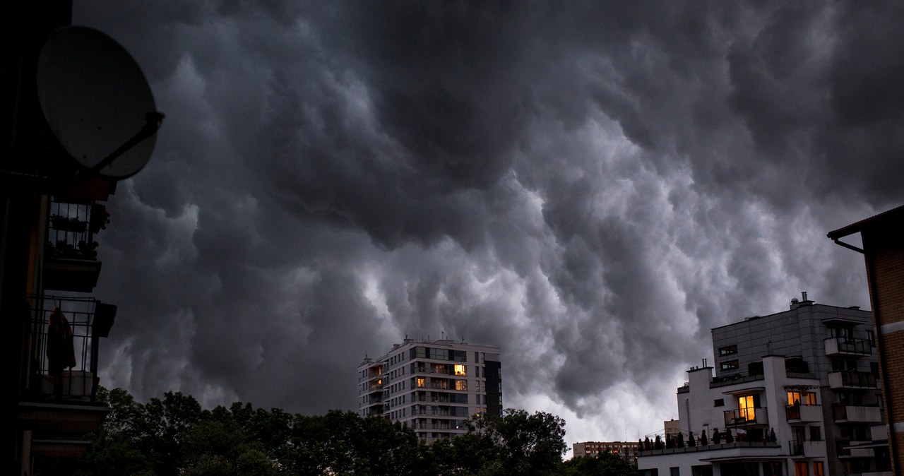  W nocy ulewny deszcz i burze. Mnożą się alerty