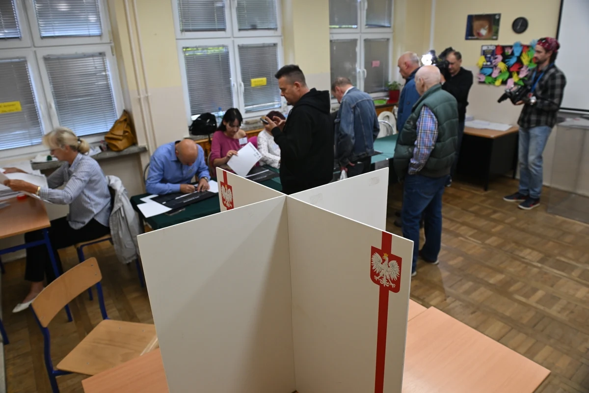 Do godz. 21 potrwa w Polsce głosowanie w wyborach do Parlamentu Europejskiego. "Wszyscy zgodnie stwierdzają, że nie pamiętają tam spokojnych wyborów" - poinformował szef Państwowej Komisji Wyborczej Sylwester Marciniak. Jak dodał, do tej pory odnotowano zaledwie 13 wykroczeń. 