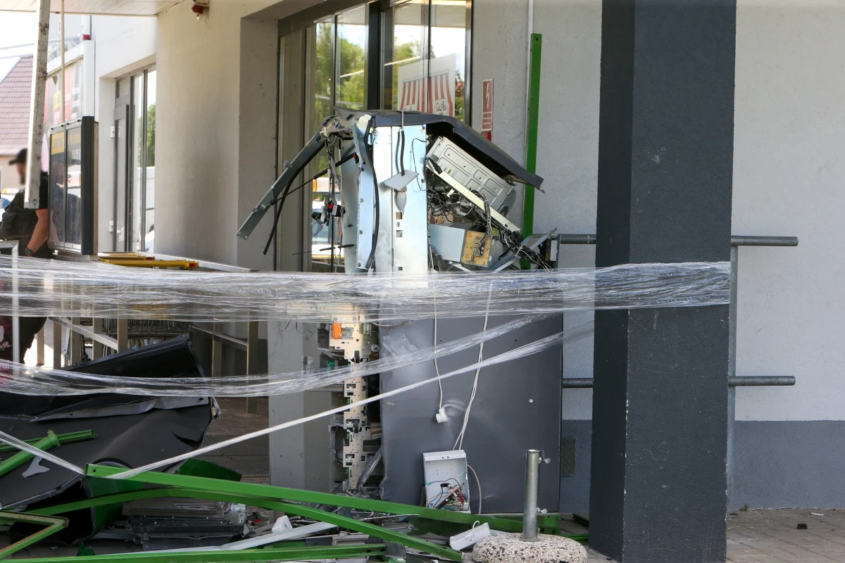 Policja szuka osób, które wysadziły bankomat przy jednym z marketów w Kłodawie. Urządzenie zostało zniszczone w nocy. 