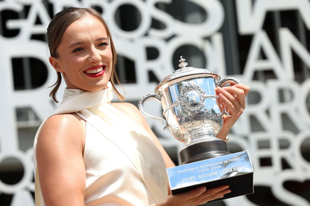 Niedzielna sesja zdjęciowa Igi Świątek odbyła się na terenie kompleksu kortów Rolanda Garrosa w Paryżu. Polska tenisistka z trofeum za zwycięstwo we French Open pozowała na tle fasady kortu centralnego.