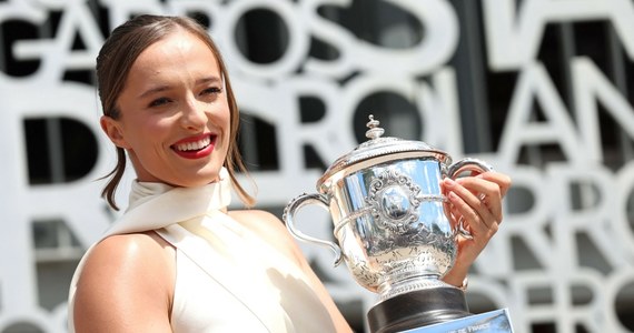 Niedzielna sesja zdjęciowa Igi Świątek odbyła się na terenie kompleksu kortów Rolanda Garrosa w Paryżu. Polska tenisistka z trofeum za zwycięstwo we French Open pozowała na tle fasady kortu centralnego.