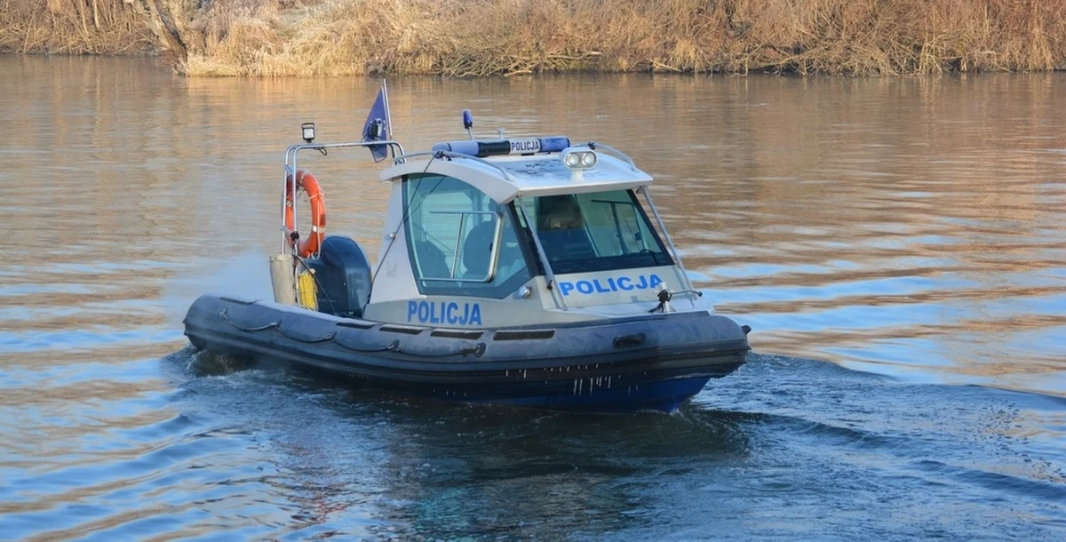 Ratownicy wydobyli z wody ciało 67-latka. Mężczyznę wyłowiono ze zbiornika Piaski–Szczygliczka w Ostrowie Wielkopolskim. Policja próbuje ustalić przyczyny tragedii.