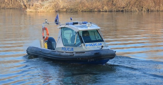 Ratownicy wydobyli z wody ciało 67-latka. Mężczyznę wyłowiono ze zbiornika Piaski–Szczygliczka w Ostrowie Wielkopolskim. Policja próbuje ustalić przyczyny tragedii.